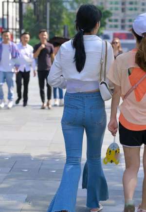 紧身牛仔裤少妇们