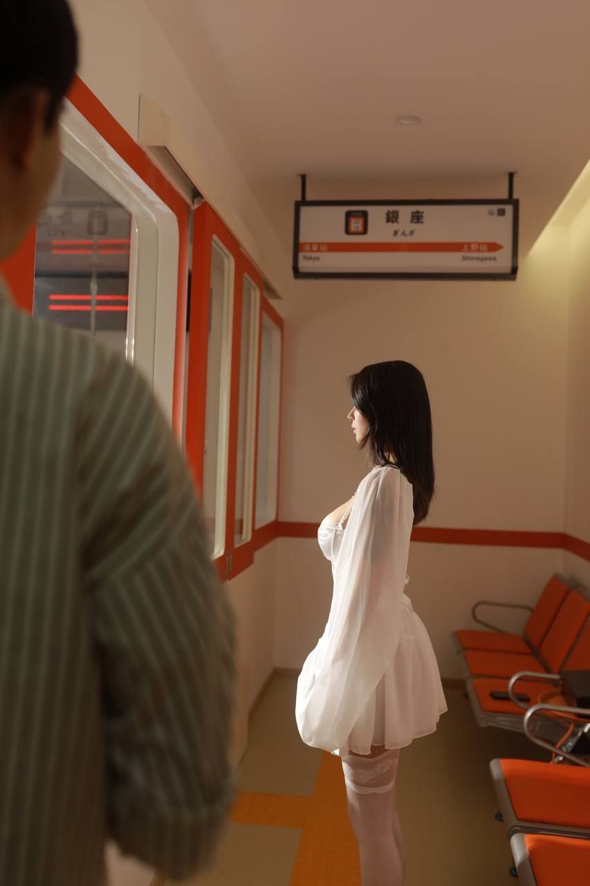 电车白丝美女大尺度写真