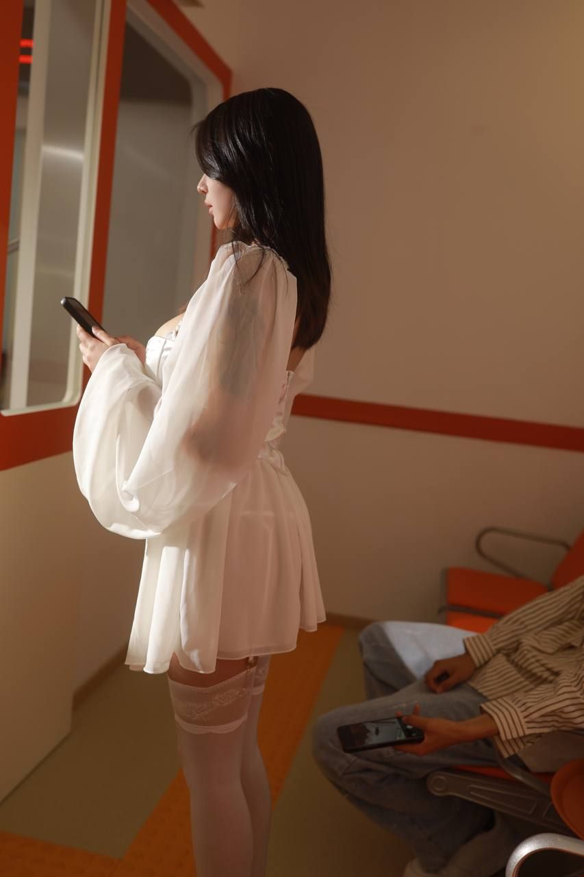 电车白丝美女大尺度写真