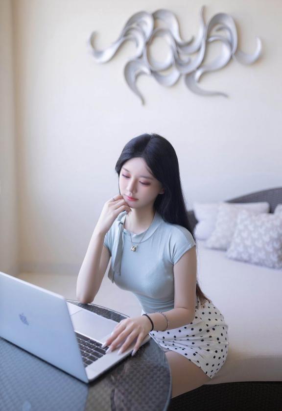 幼幼 波点小短裙写真