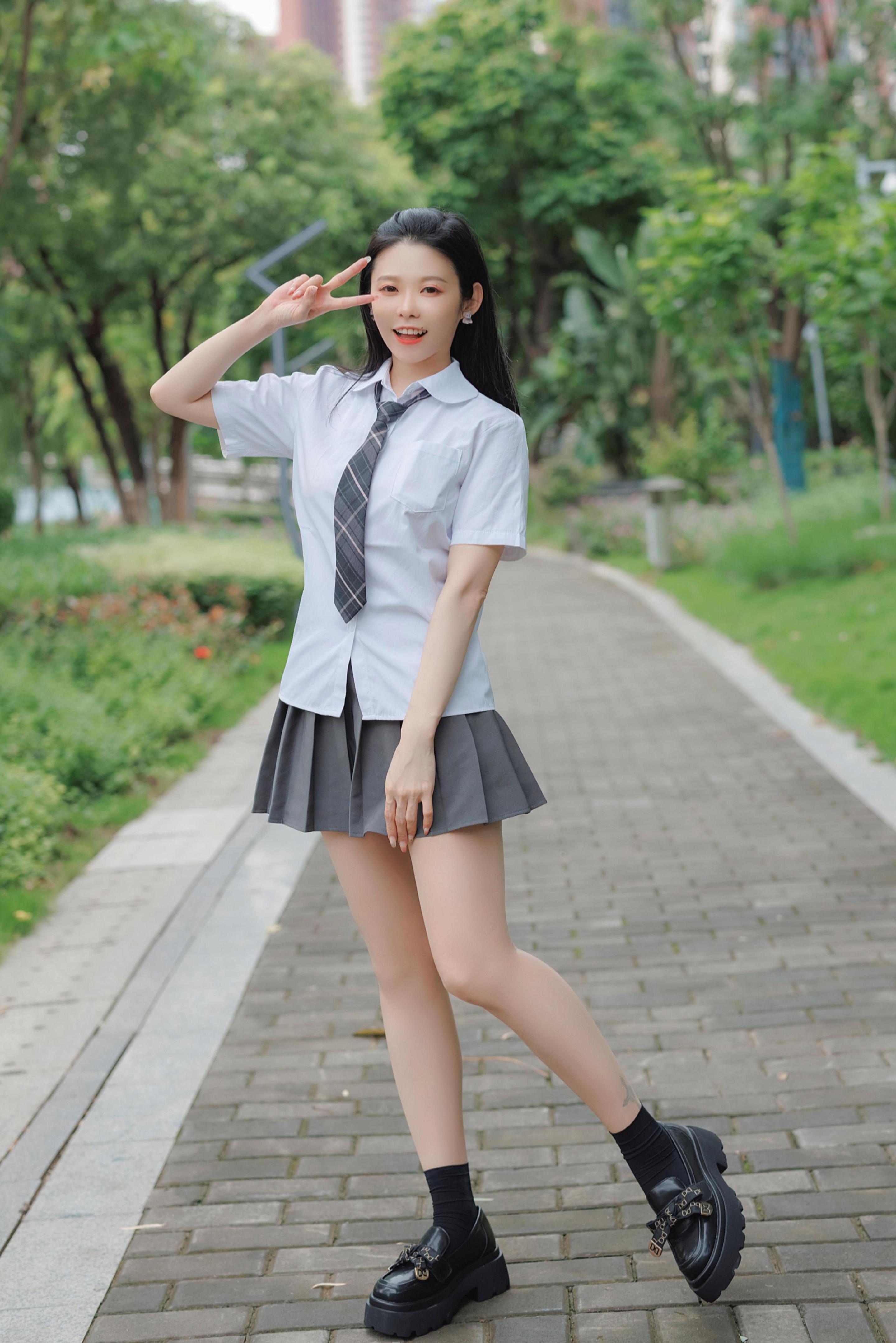 半夜就适合看看妞
