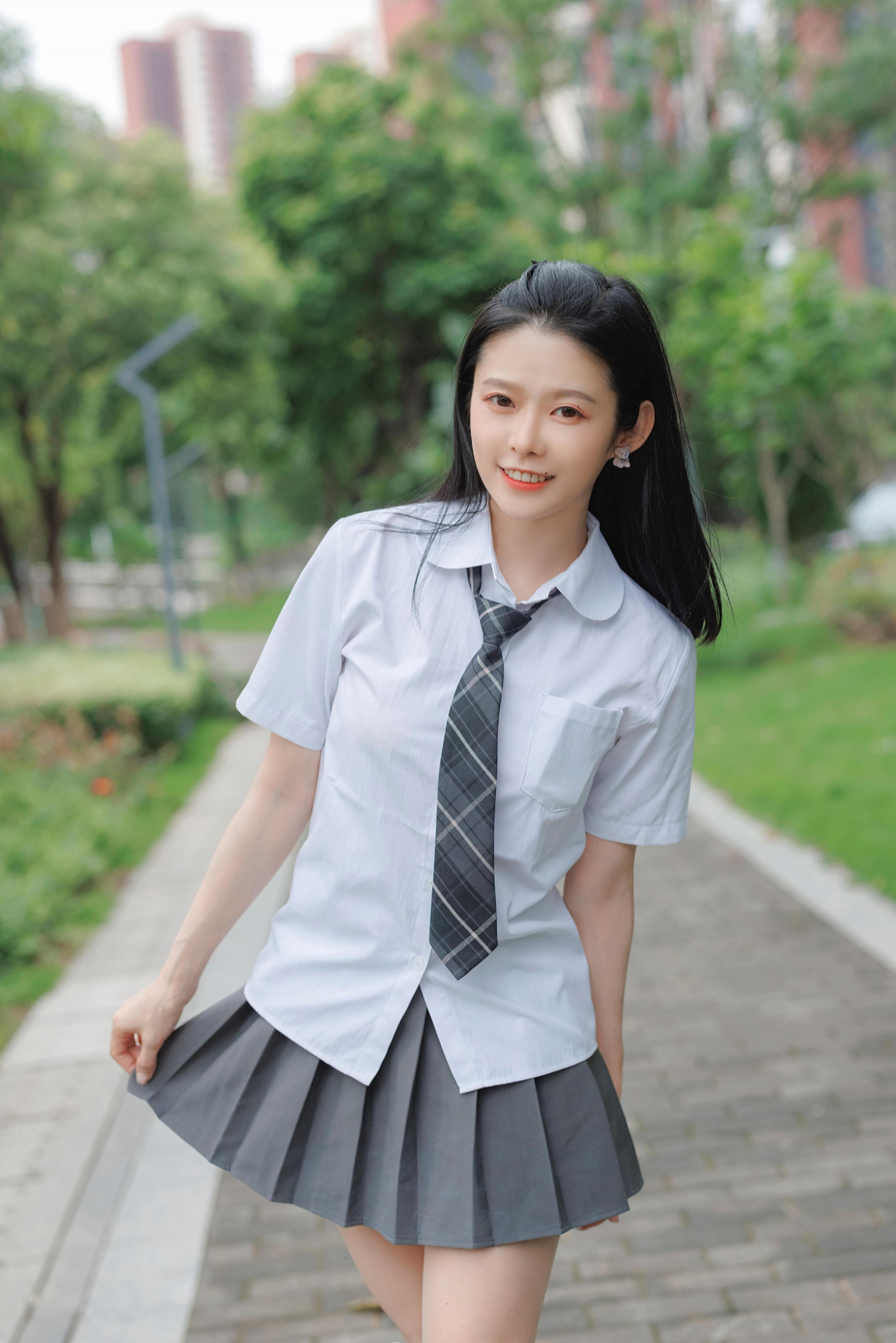 半夜就适合看看妞