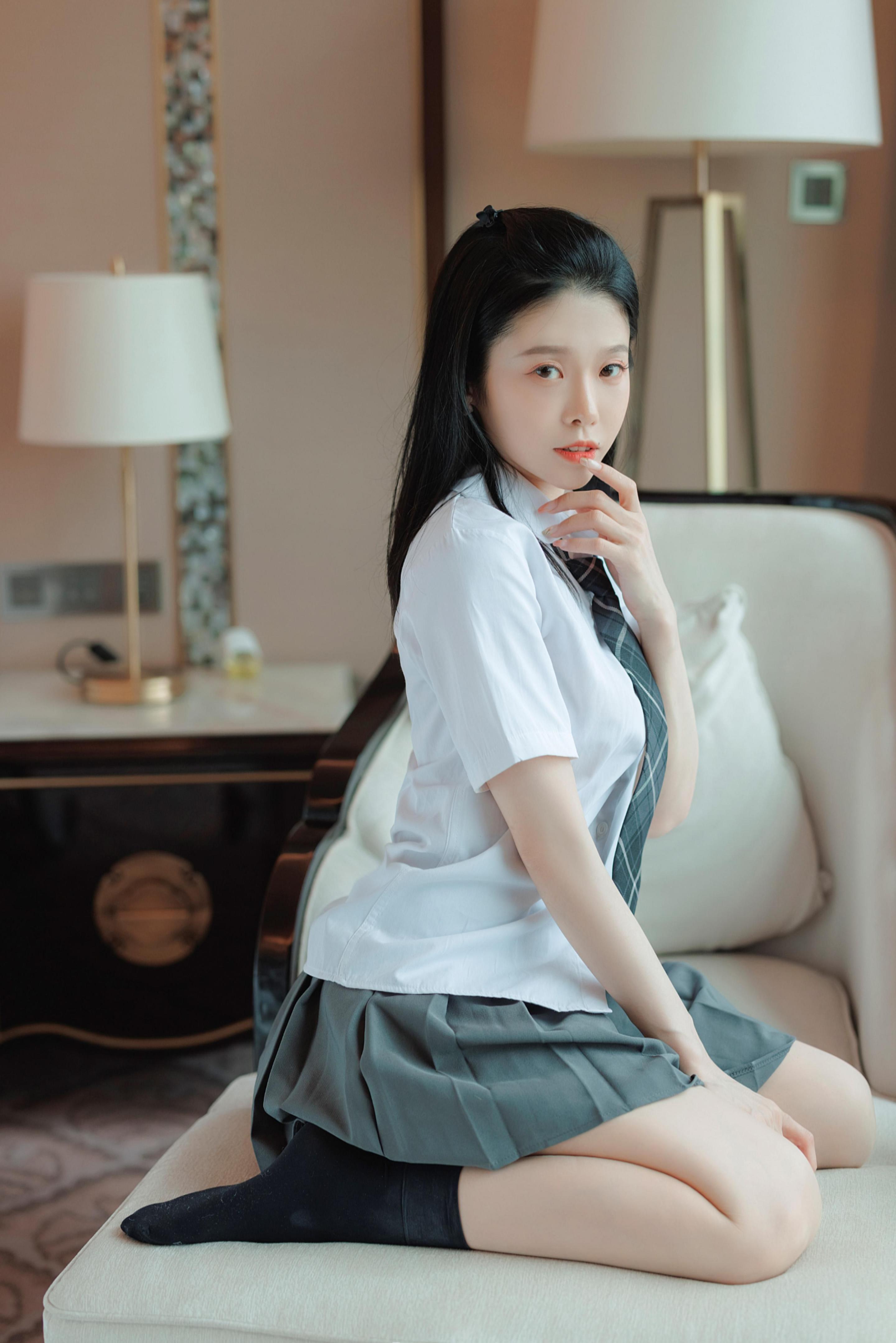 半夜就适合看看妞