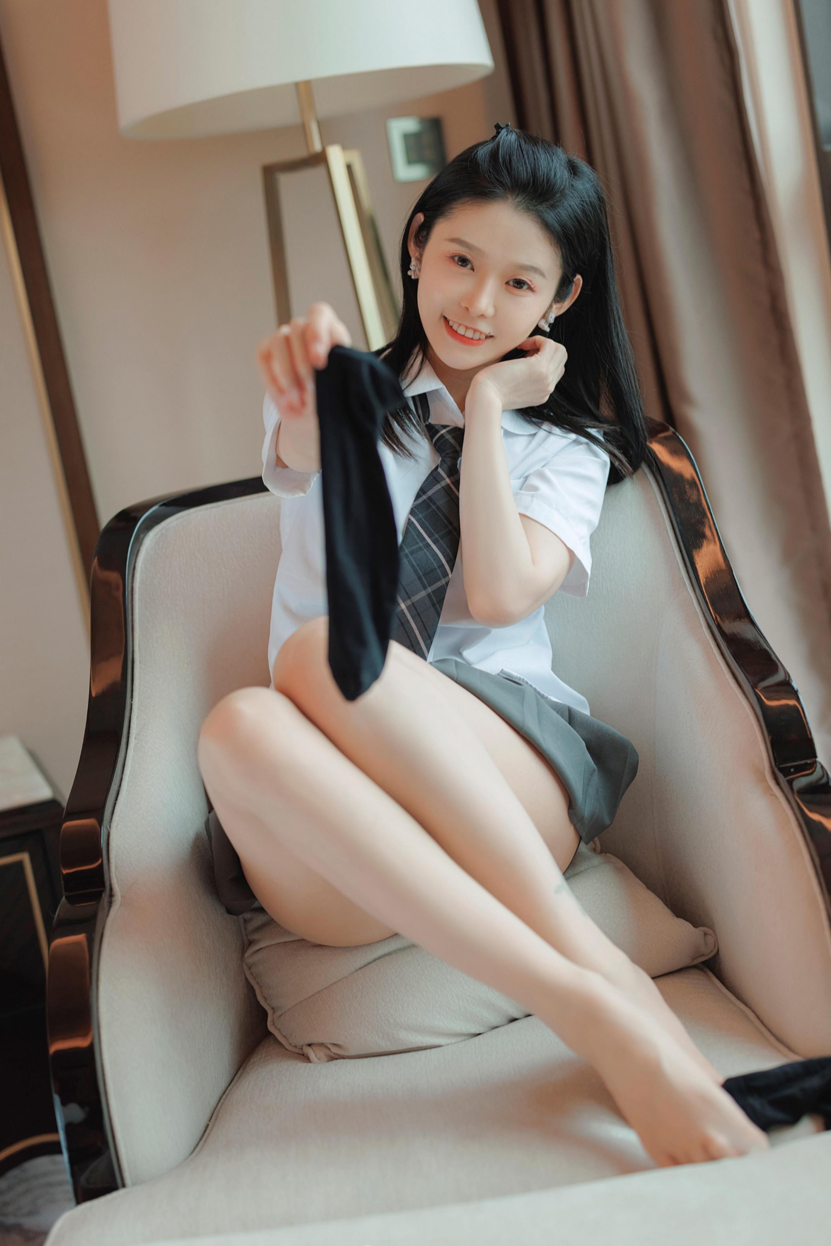 半夜就适合看看妞