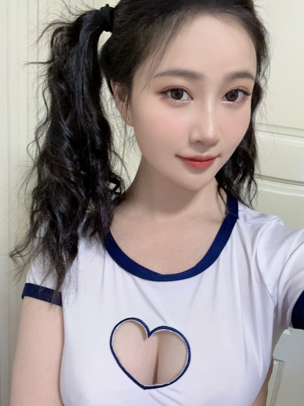 白嫩清纯的双马尾学妹