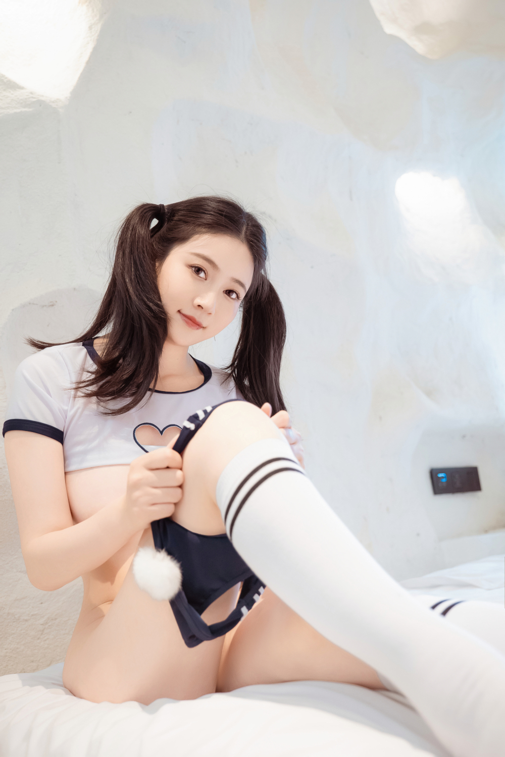 白嫩清纯的双马尾学妹