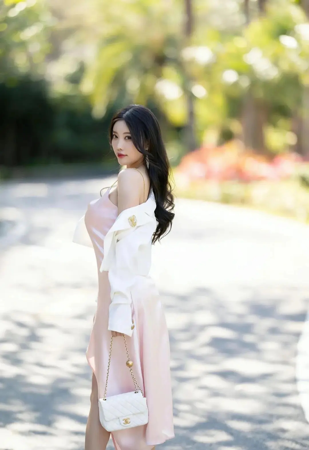 高叉裙下的白丝美腿