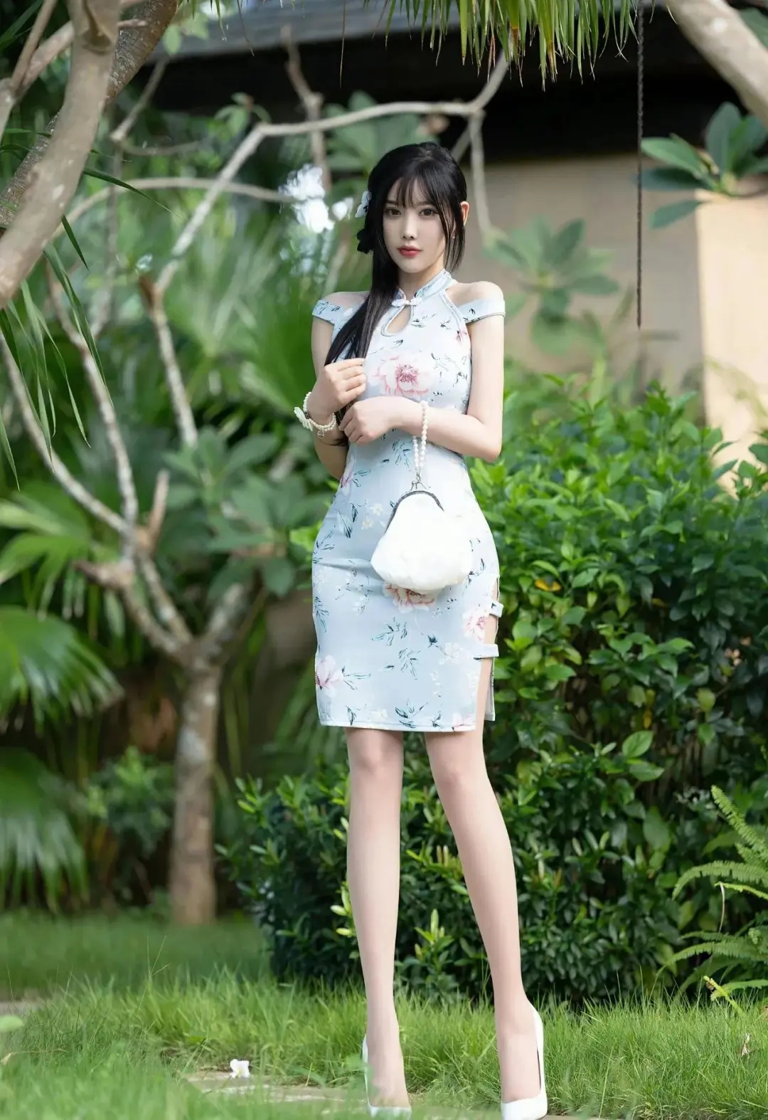 高叉裙下的白丝美腿