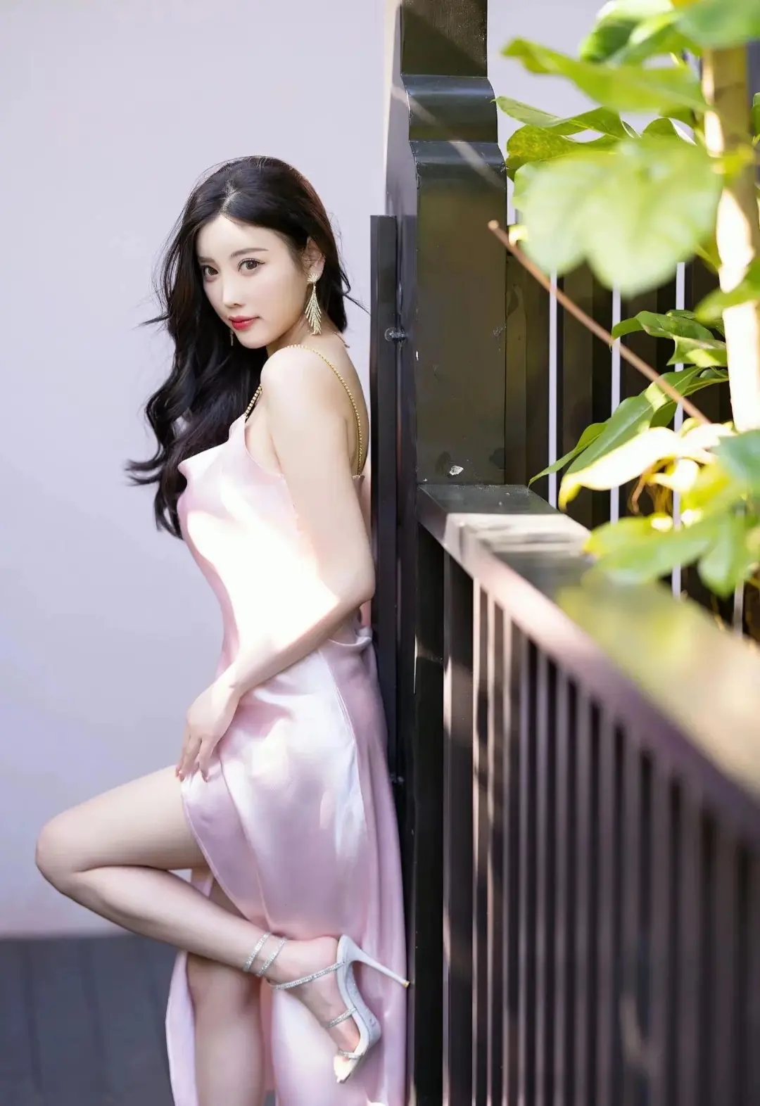 高叉裙下的白丝美腿