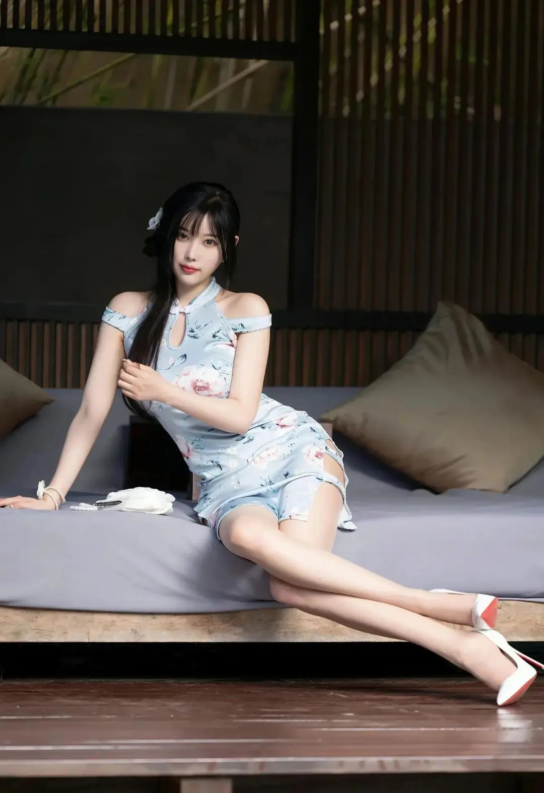 高叉裙下的白丝美腿