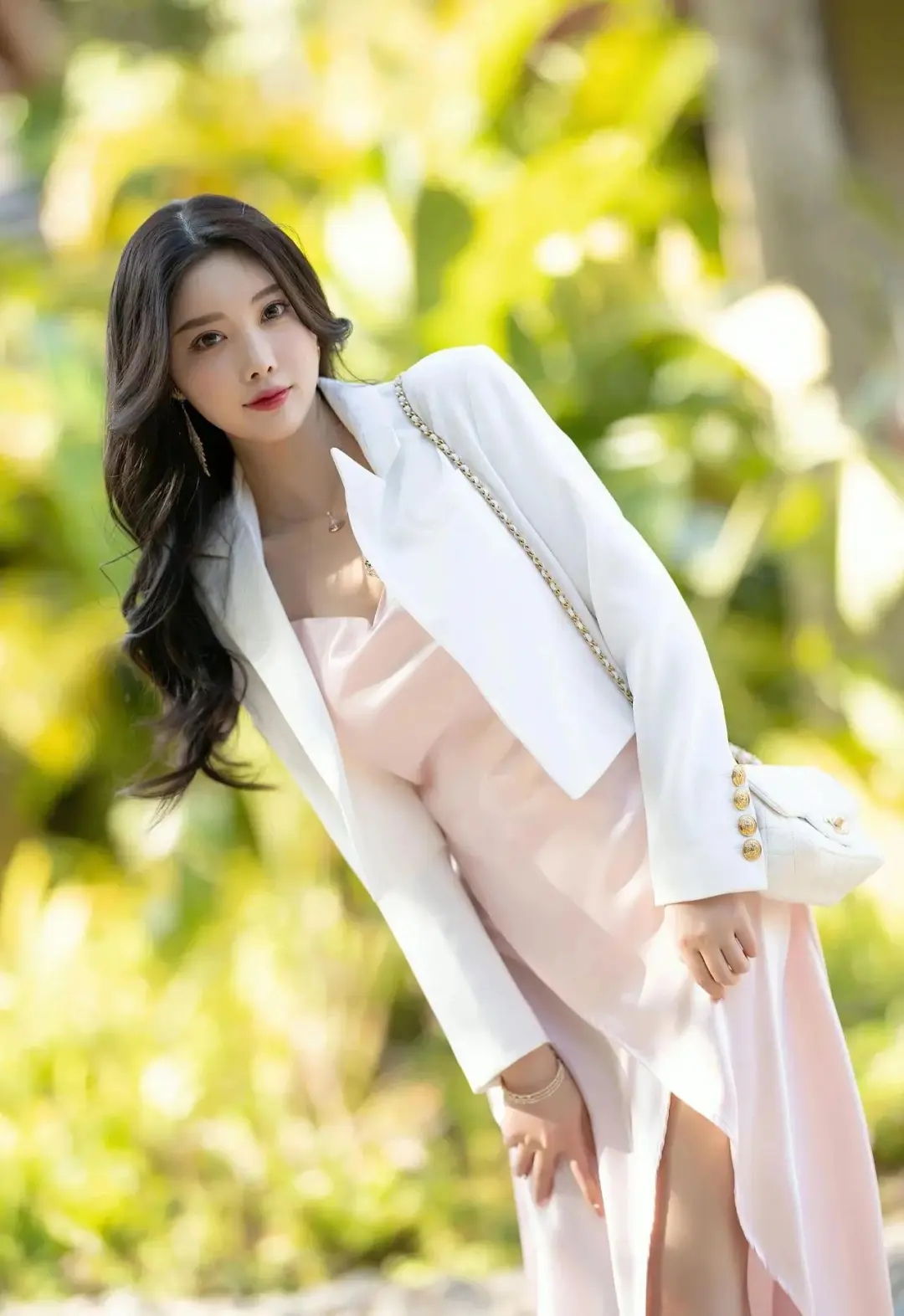 高叉裙下的白丝美腿