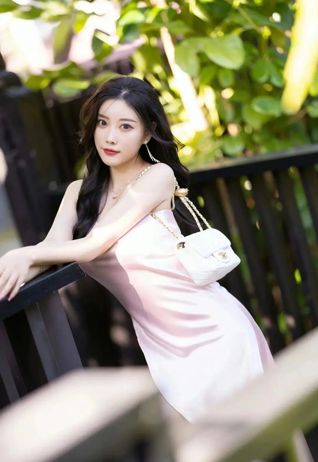 高叉裙下的白丝美腿