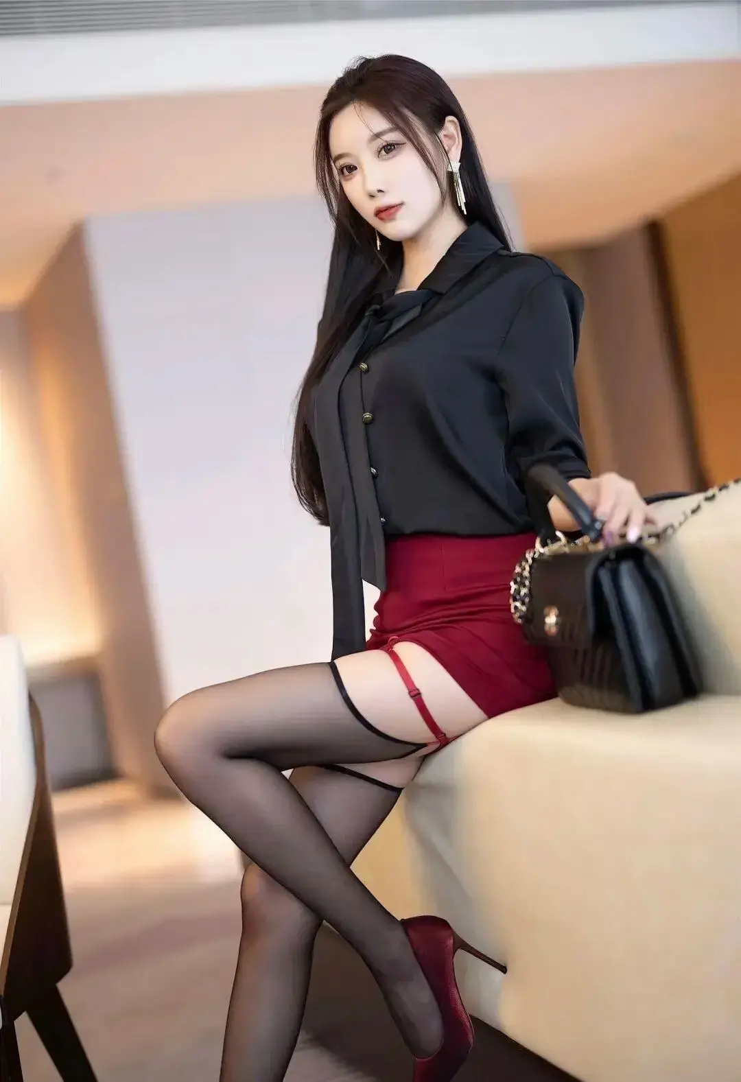 高叉裙下的白丝美腿