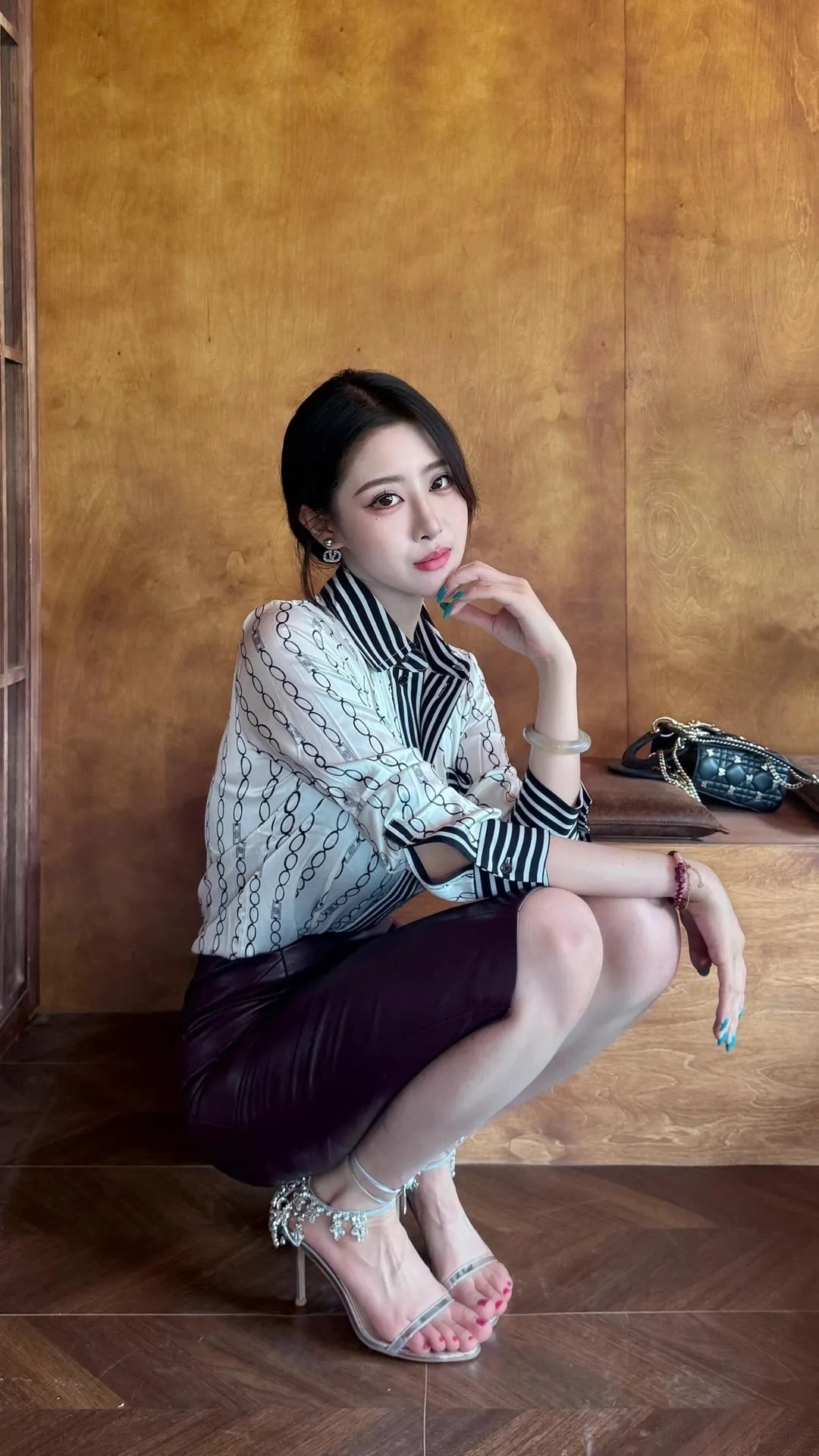 黑裙黑丝大长腿