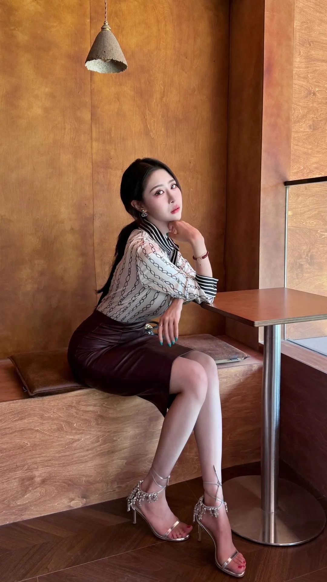 黑裙黑丝大长腿