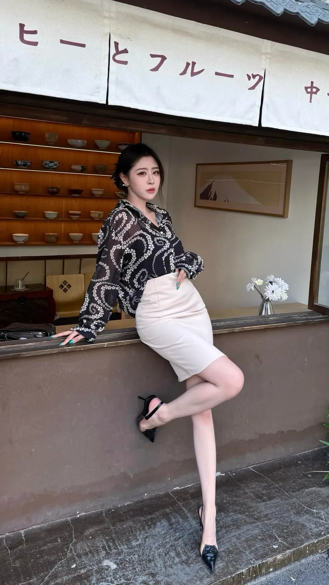 黑裙黑丝大长腿