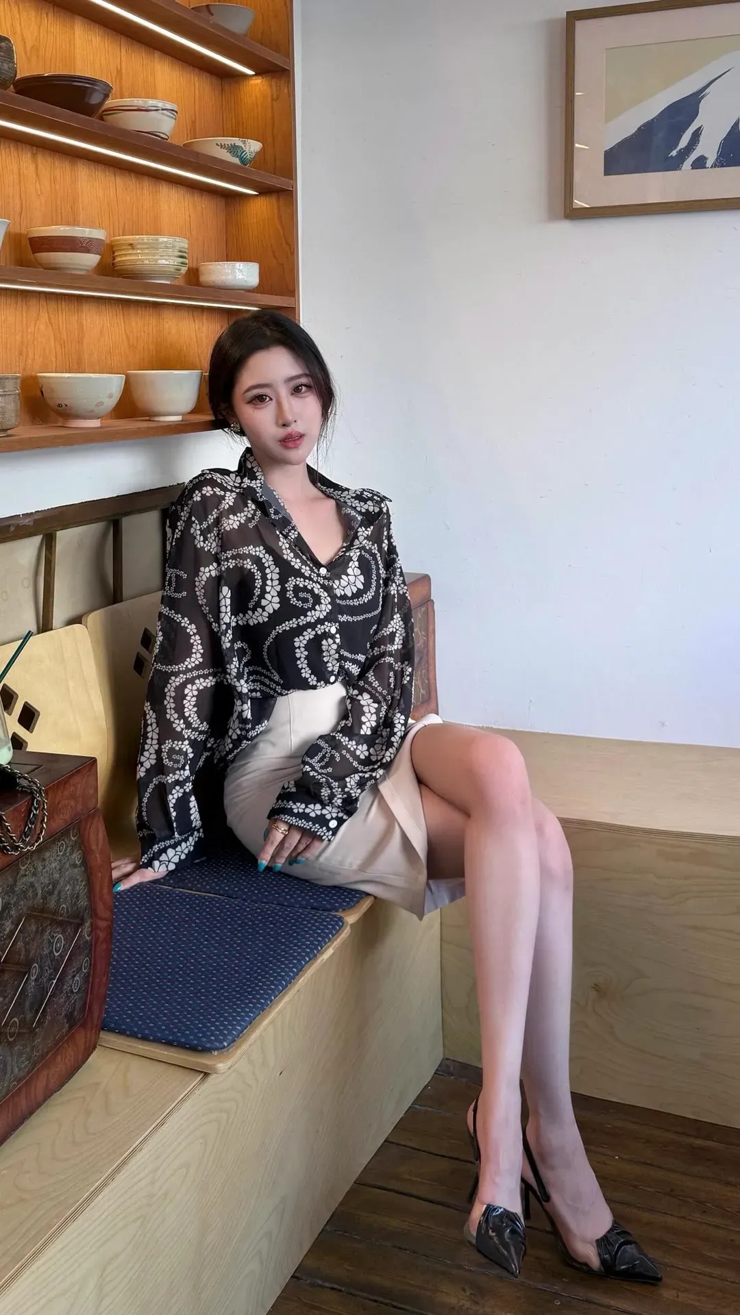 黑裙黑丝大长腿