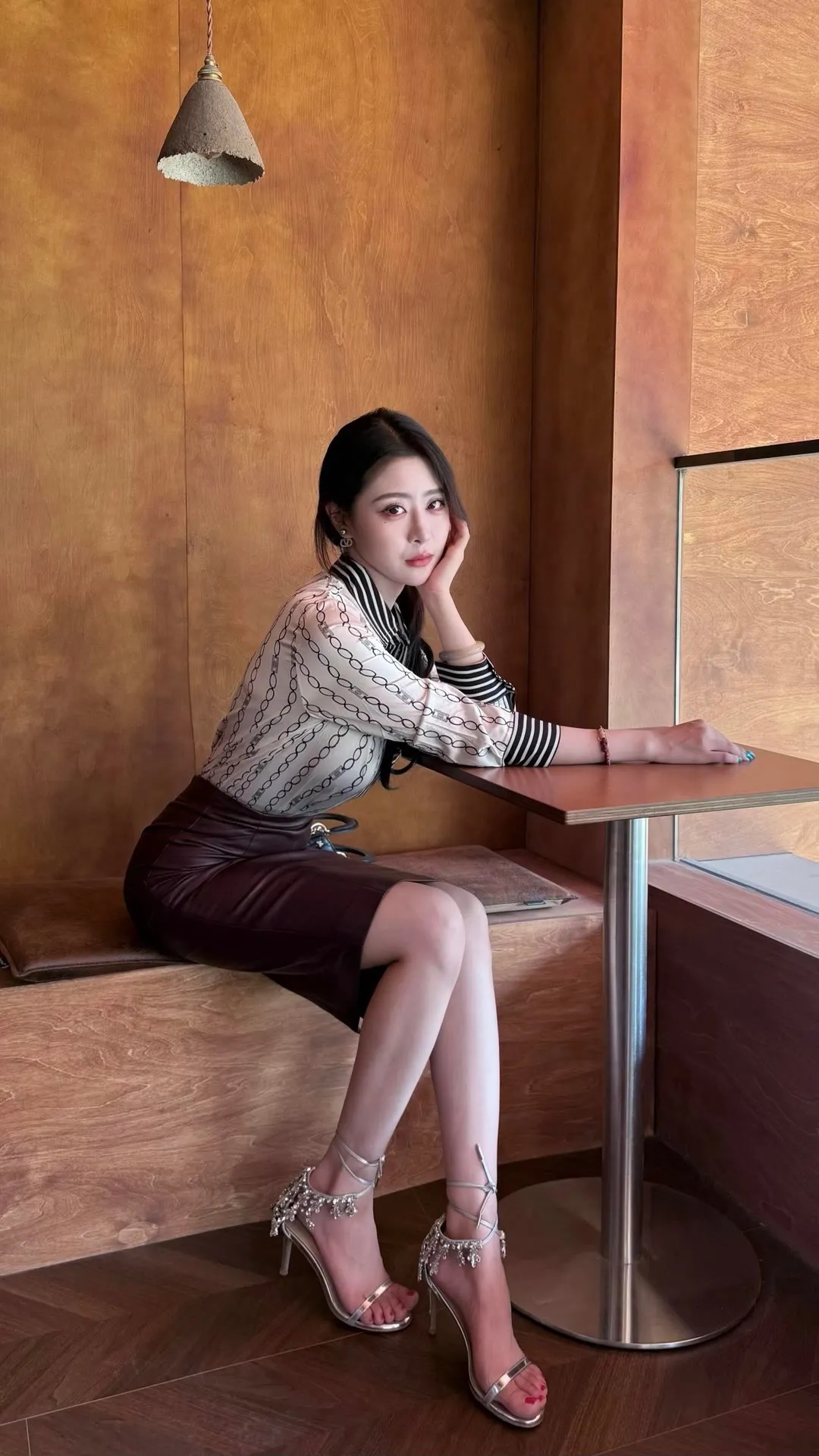 黑裙黑丝大长腿