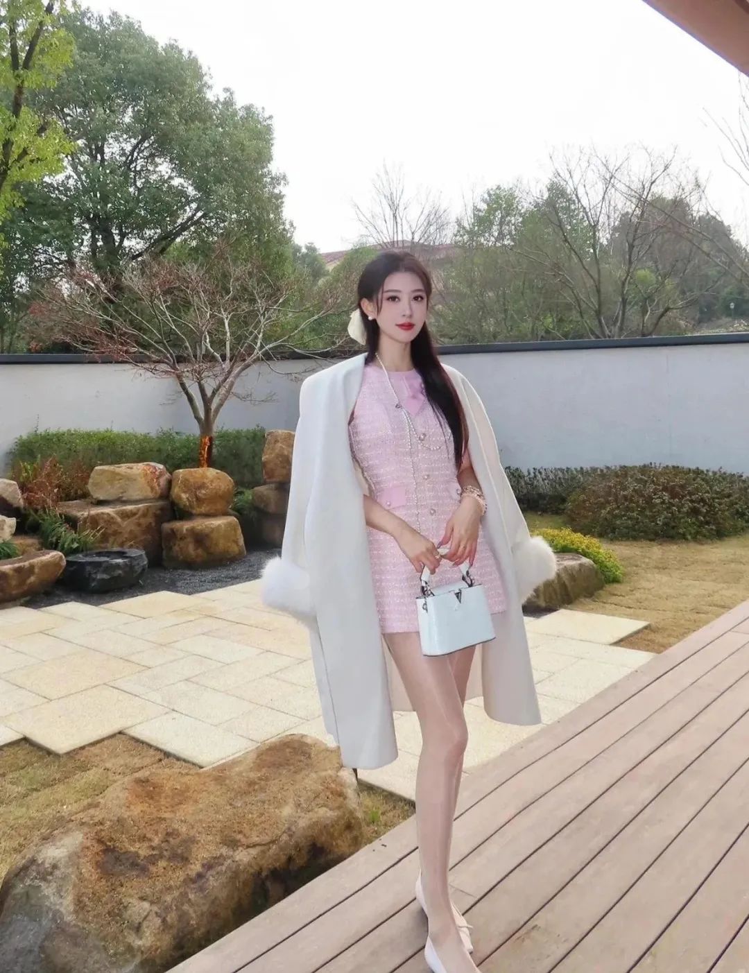 黑裙黑丝大长腿