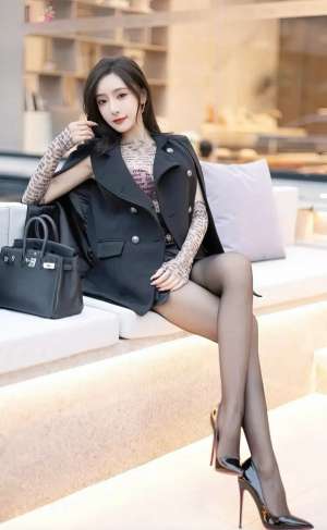 黑裙黑丝大长腿