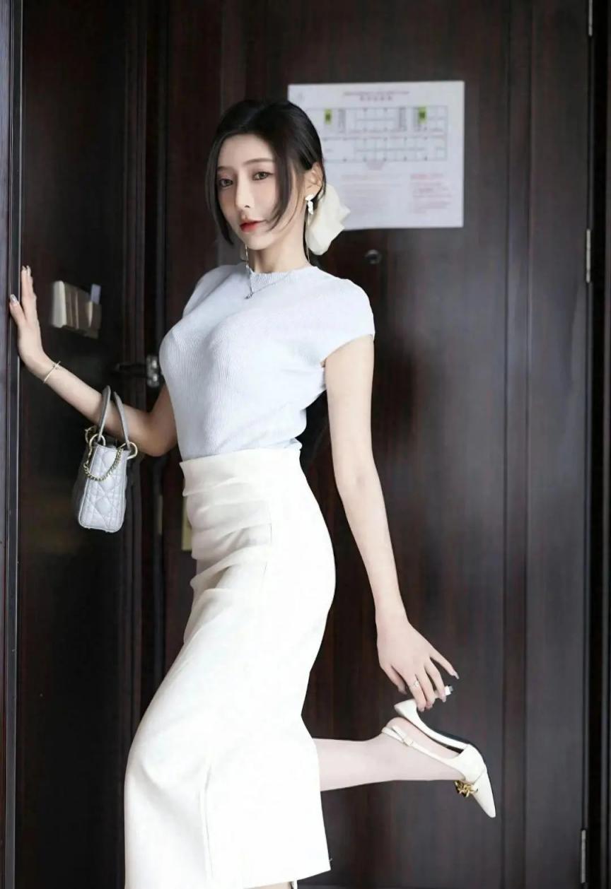 包臀裙美少妇凹凸身材