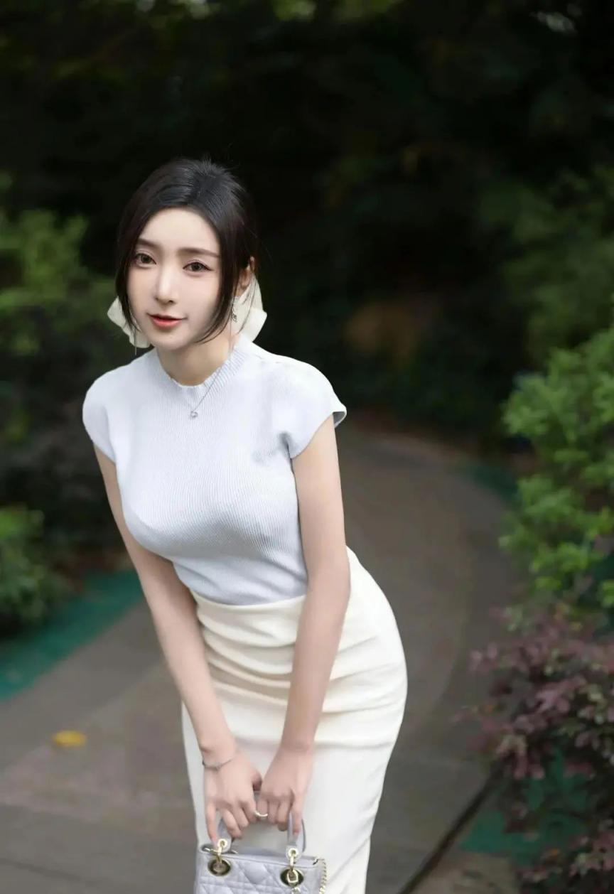 包臀裙美少妇凹凸身材