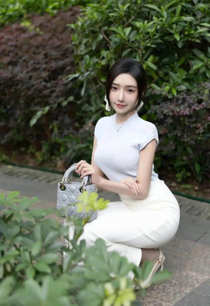 包臀裙美少妇凹凸身材