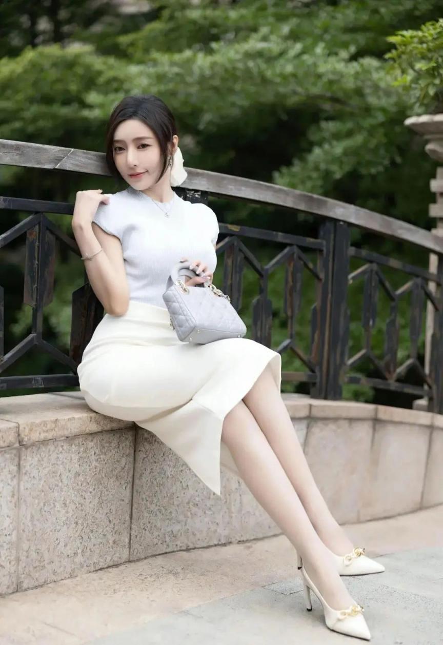 包臀裙美少妇凹凸身材