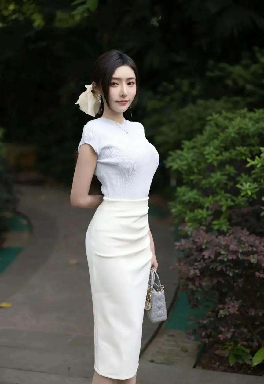 包臀裙美少妇凹凸身材