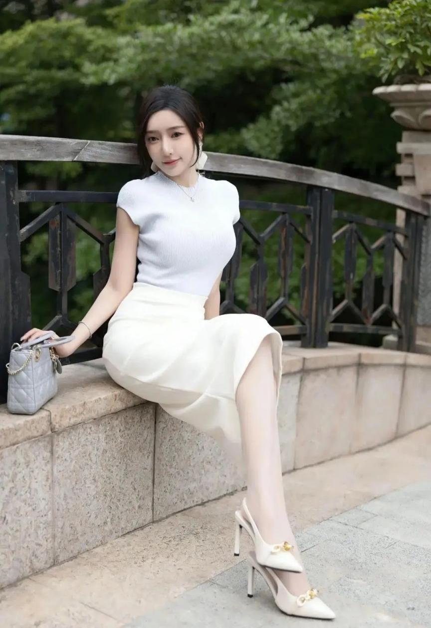 包臀裙美少妇凹凸身材