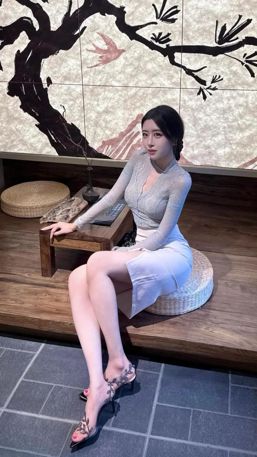 包臀裙美少妇凹凸身材