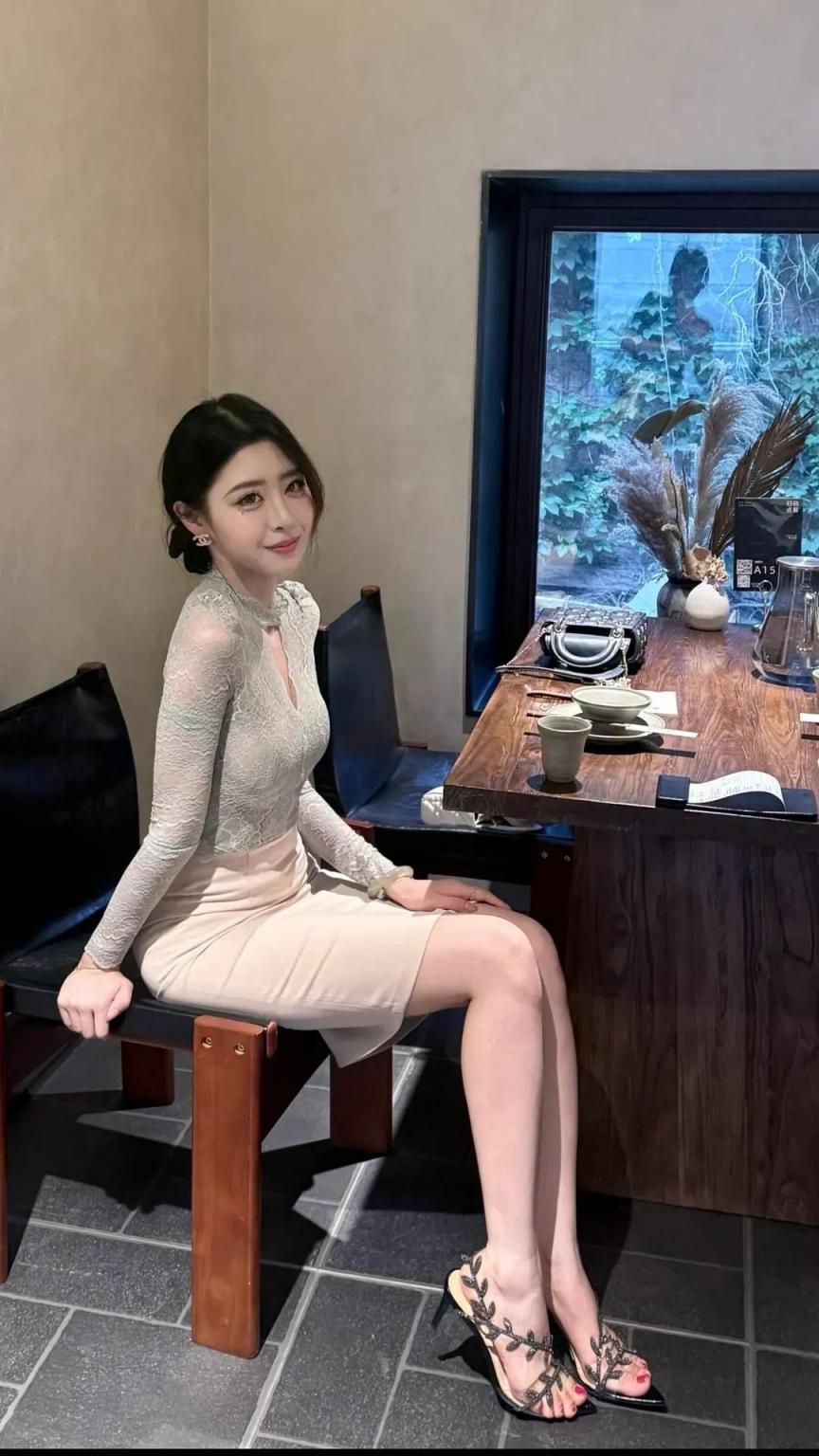 包臀裙美少妇凹凸身材