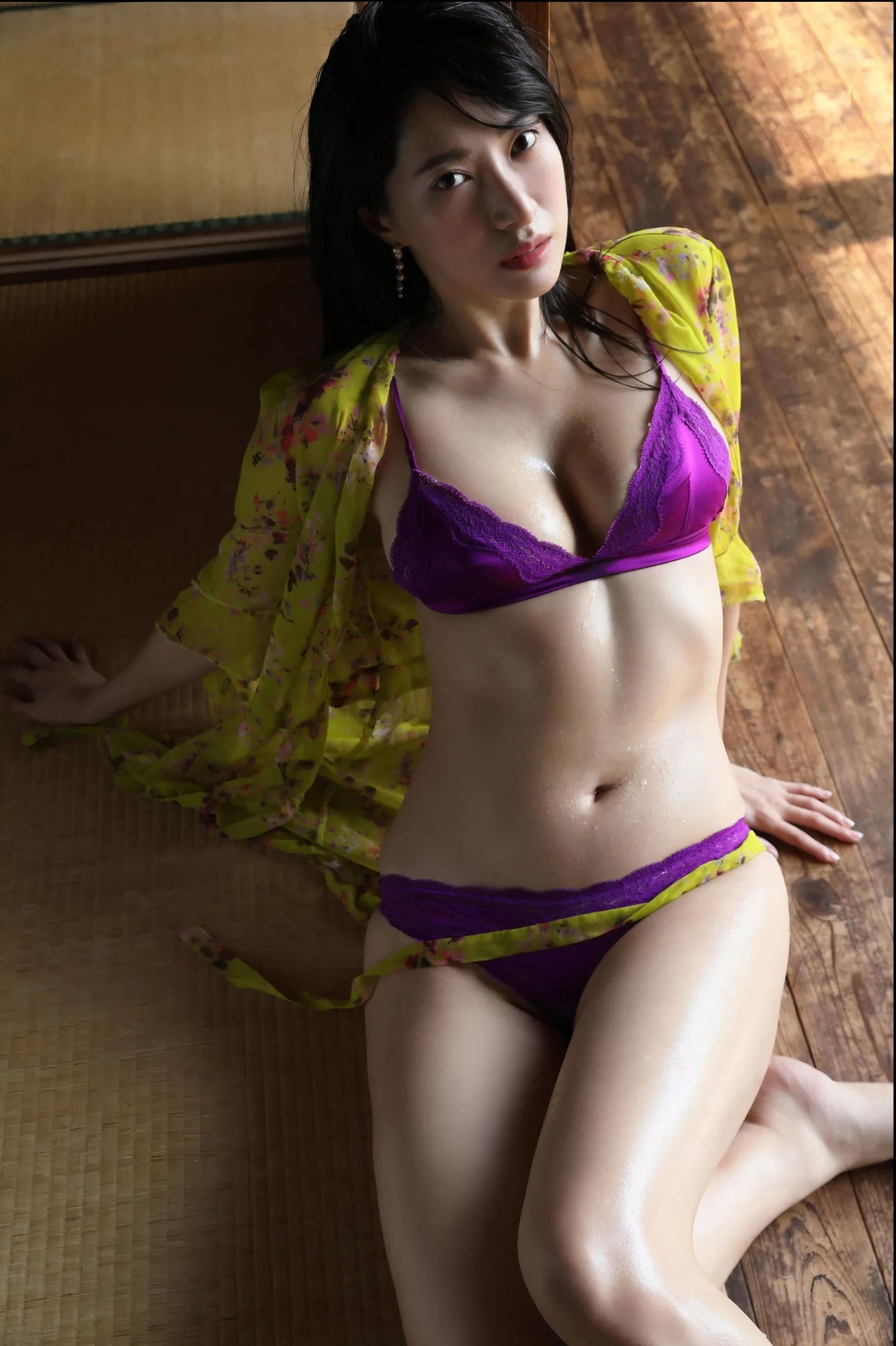 穿上马甲的AV女星