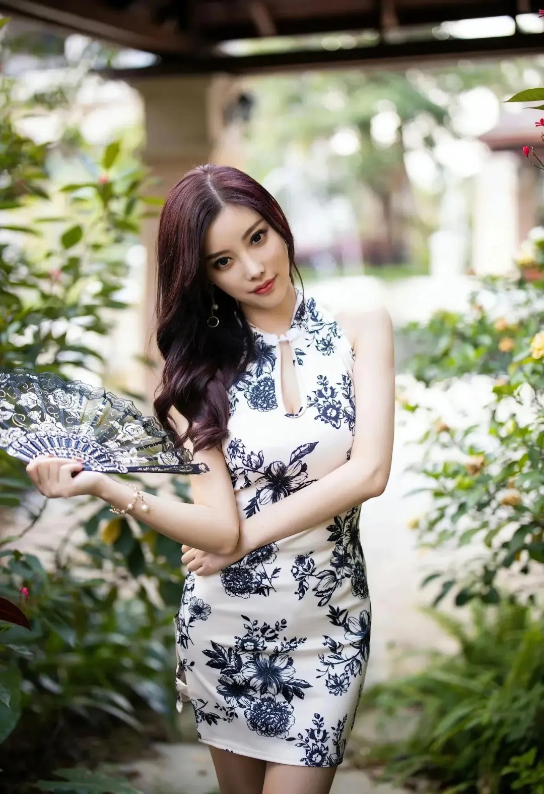 开叉短旗袍下的美腿