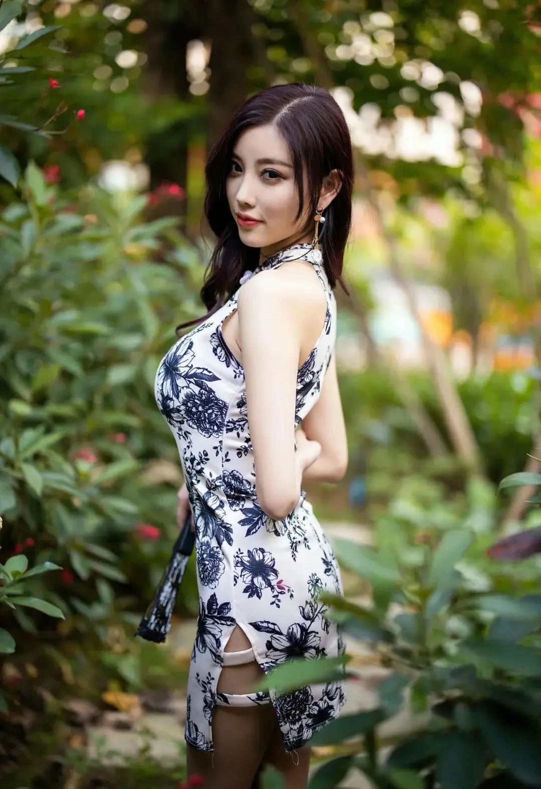 开叉短旗袍下的美腿