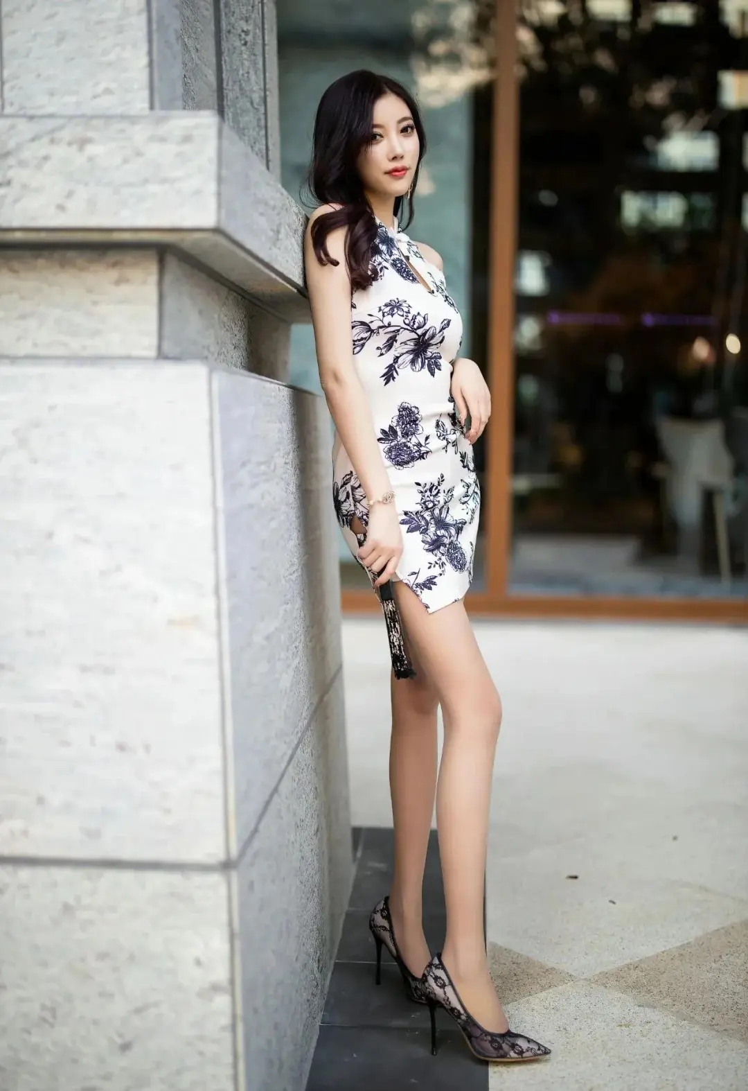 开叉短旗袍下的美腿