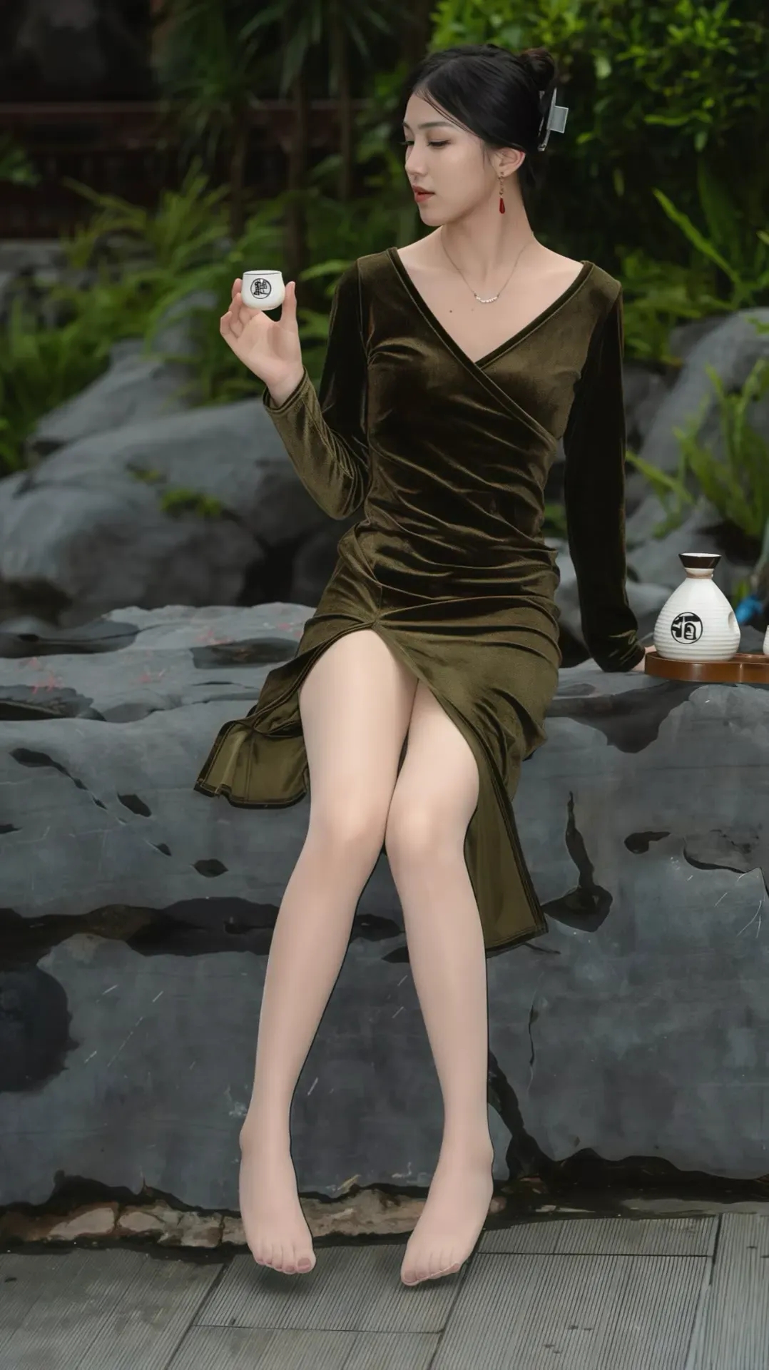 开叉短旗袍下的美腿