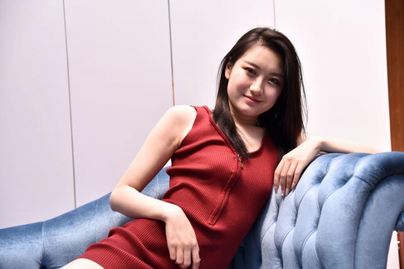 红裙妹子有股诱人的骚气