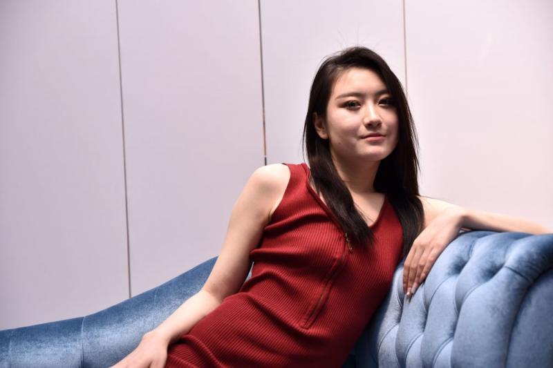 红裙妹子有股诱人的骚气