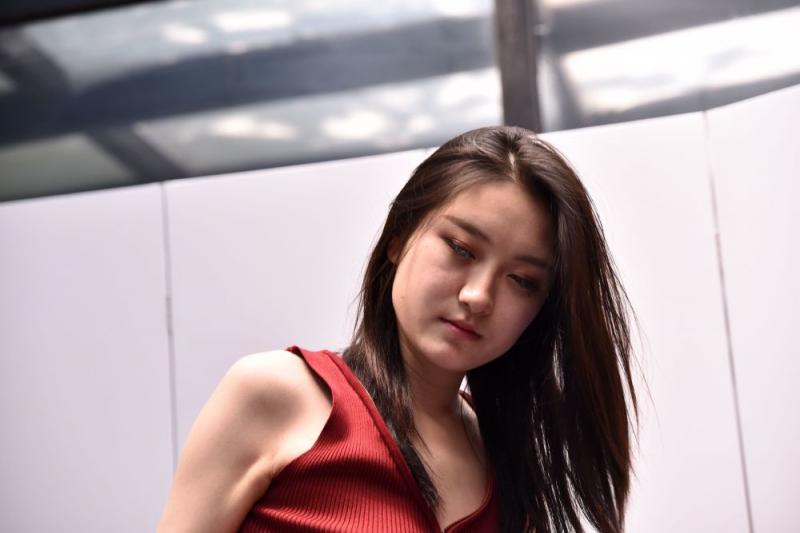 红裙妹子有股诱人的骚气