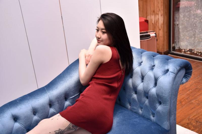 红裙妹子有股诱人的骚气