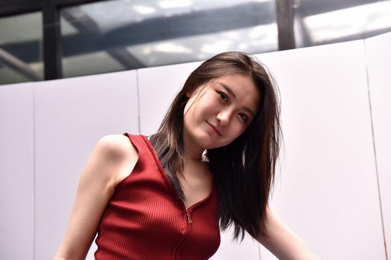 红裙妹子有股诱人的骚气