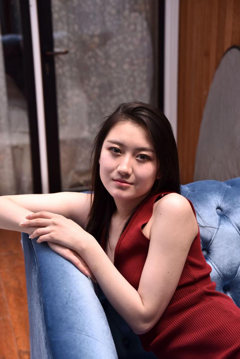 红裙妹子有股诱人的骚气