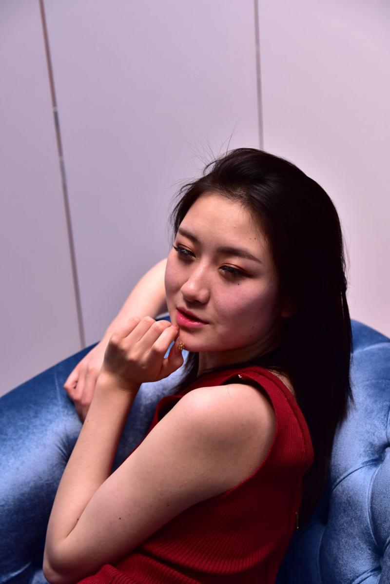 红裙妹子有股诱人的骚气