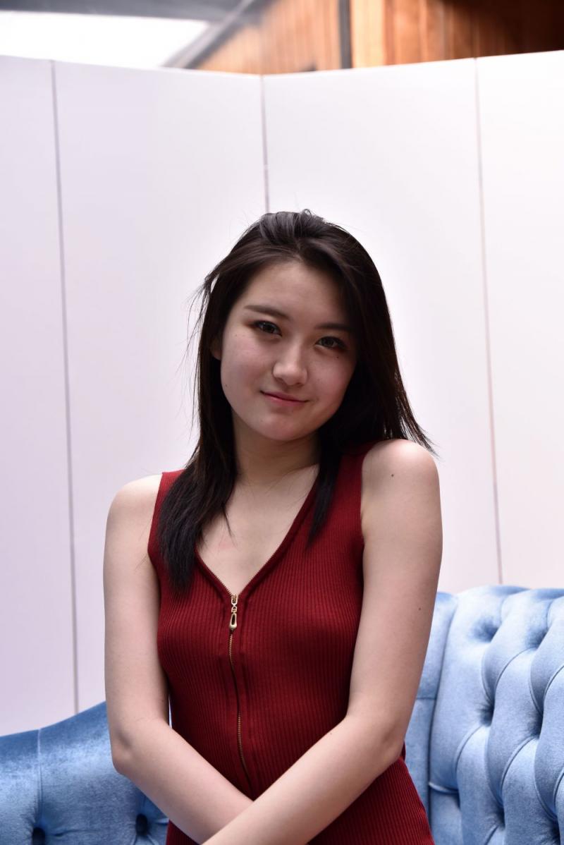 红裙妹子有股诱人的骚气