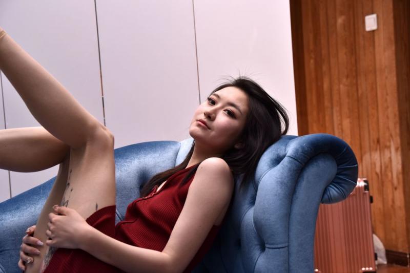 红裙妹子有股诱人的骚气