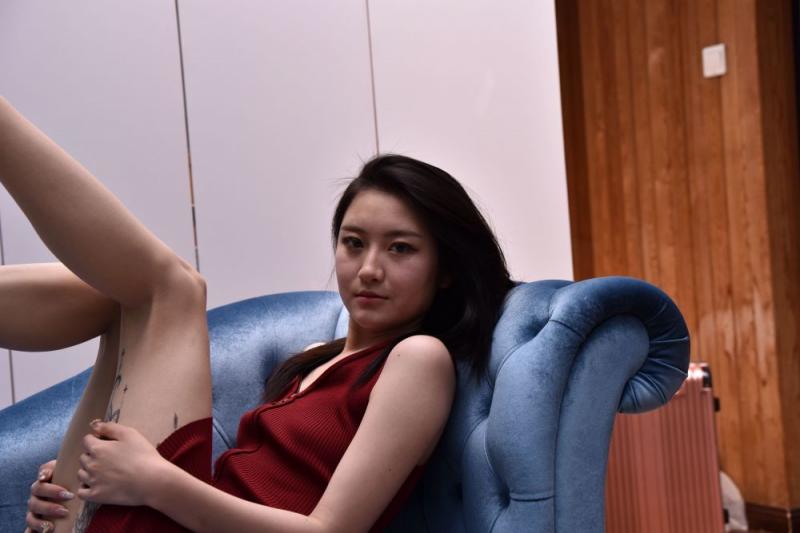 红裙妹子有股诱人的骚气