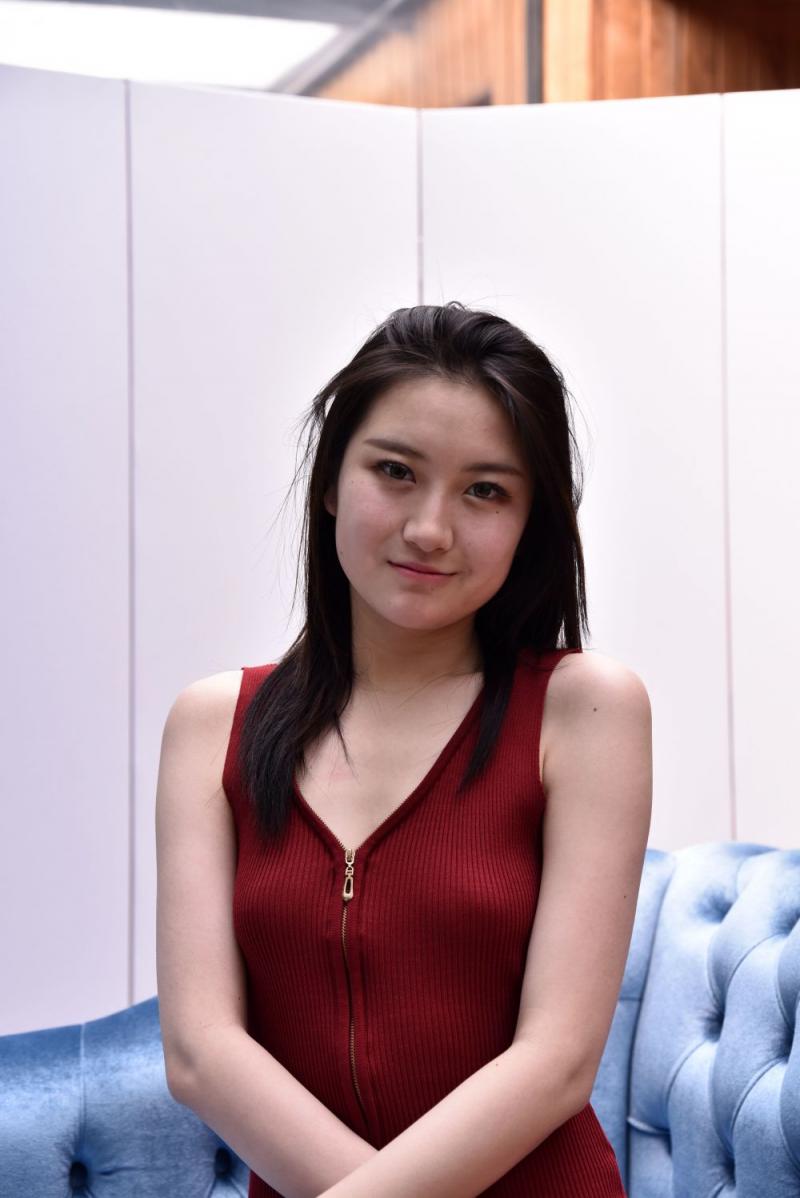 红裙妹子有股诱人的骚气