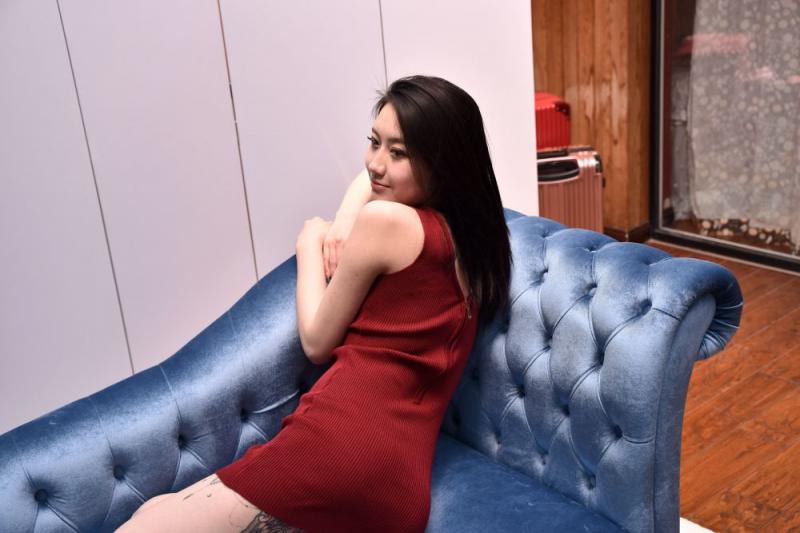 红裙妹子有股诱人的骚气