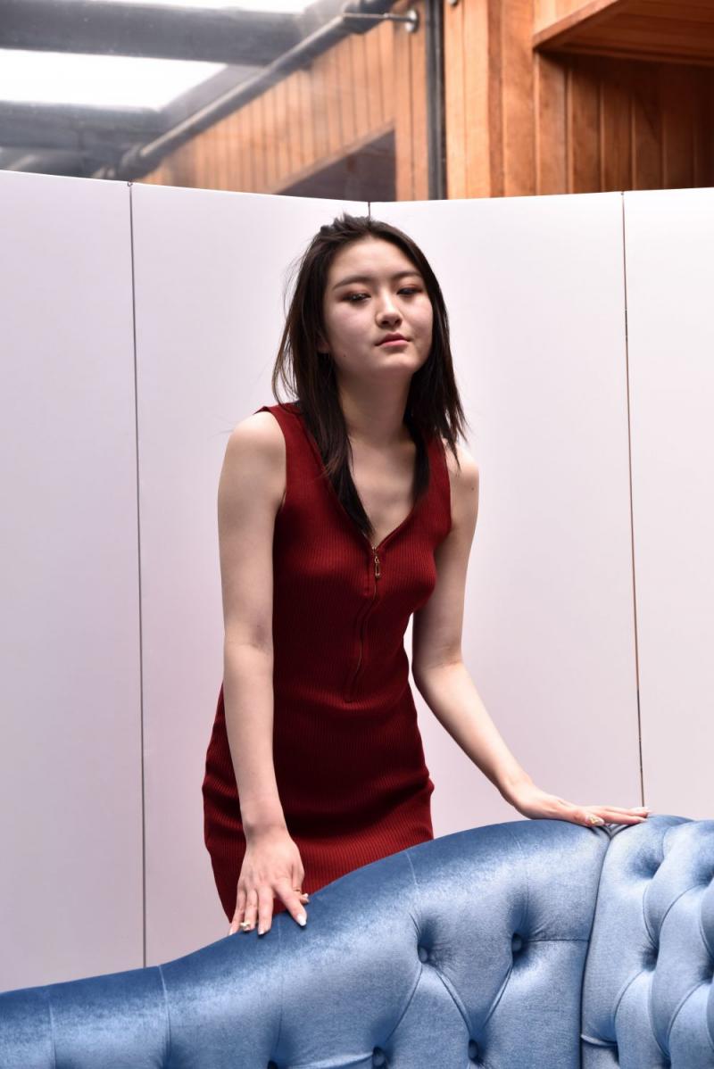 红裙妹子有股诱人的骚气